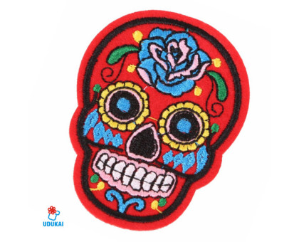 Antsiuvas medžiaginis Skull Red; 7.5x5.5cm