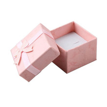 Dovanų kartoninė dėžutė ružava; 4x4x2.5cm
