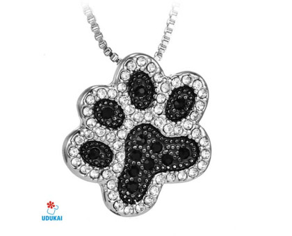 Kaklo pakabukas Šuniuko pėdutė juoda; 23x23mm