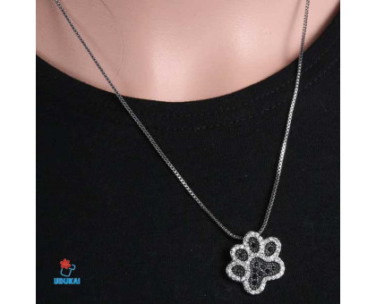 Kaklo pakabukas Šuniuko pėdutė juoda; 23x23mm