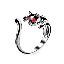 Žiedas Katė raudonom akytėm; universalaus dydžio